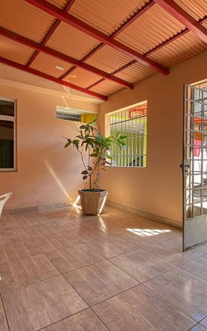 Casa à venda com 225m², 3 quartos e 5 vagas Casa à venda com 225m², 3 quartos e 5 vagasQuintal