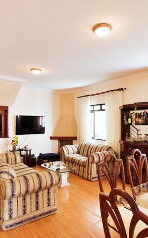 Casa à venda com 245m², 3 quartos e 3 vagas Casa à venda com 245m², 3 quartos e 3 vagasSala