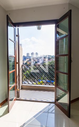 Casa à venda com 150m², 4 quartos e 3 vagas Casa à venda com 150m², 4 quartos e 3 vagasVaranda