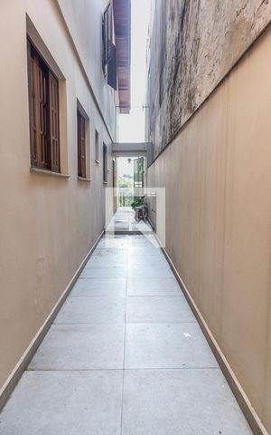 Casa à venda com 150m², 4 quartos e 3 vagas Casa à venda com 150m², 4 quartos e 3 vagasCorredor externo