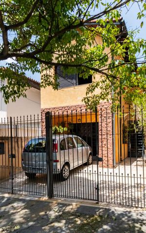 Casa à venda com 380m², 5 quartos e 2 vagasFachada
