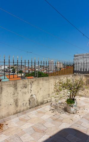 Casa à venda com 200m², 5 quartos e 2 vagas Casa à venda com 200m², 5 quartos e 2 vagasSacada e Área de serviço