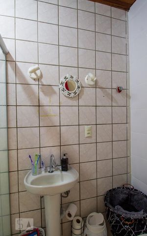 Casa de condomínio para alugar com 130m², 2 quartos e 2 vagas Casa de condomínio para alugar com 130m², 2 quartos e 2 vagasBanheiro