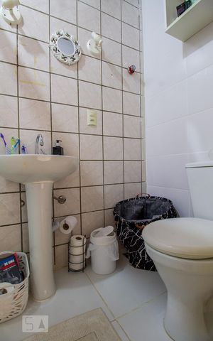 Casa de condomínio para alugar com 130m², 2 quartos e 2 vagas Casa de condomínio para alugar com 130m², 2 quartos e 2 vagasBanheiro