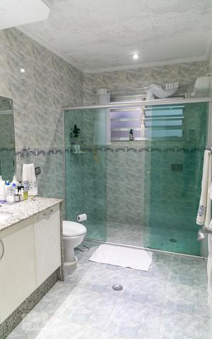 Casa à venda com 309m², 3 quartos e 6 vagas Casa à venda com 309m², 3 quartos e 6 vagasBanheiro Social