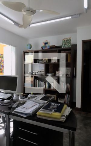 Casa à venda com 432m², 6 quartos e 4 vagas Casa à venda com 432m², 6 quartos e 4 vagasEscritório