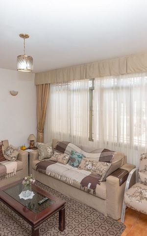 Casa à venda com 150m², 3 quartos e 2 vagas Casa à venda com 150m², 3 quartos e 2 vagasSala