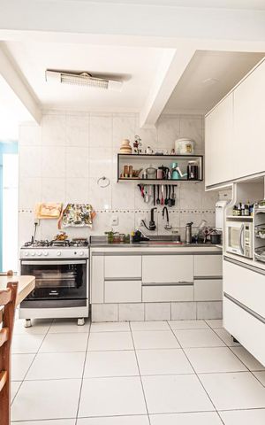 Casa à venda com 340m², 3 quartos e 2 vagas Casa à venda com 340m², 3 quartos e 2 vagasCozinha