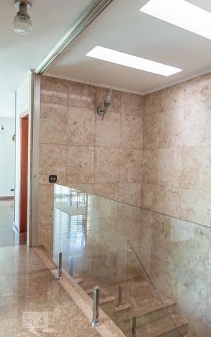 Casa à venda com 344m², 3 quartos e 7 vagas Casa à venda com 344m², 3 quartos e 7 vagasHall dos Quartos