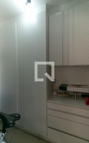 Apartamento à venda com 258m², 3 quartos e 3 vagas Apartamento à venda com 258m², 3 quartos e 3 vagasQuarto de Serviço