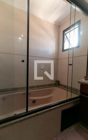 Apartamento à venda com 258m², 3 quartos e 3 vagas Apartamento à venda com 258m², 3 quartos e 3 vagasBanheiro da Suíte