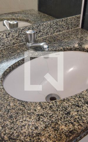 Apartamento para alugar com 74m², 2 quartos e 1 vaga Apartamento para alugar com 74m², 2 quartos e 1 vagaBanheiro da Suíte