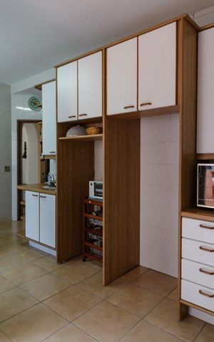 Casa à venda com 400m², 3 quartos e 4 vagas Casa à venda com 400m², 3 quartos e 4 vagasCozinha