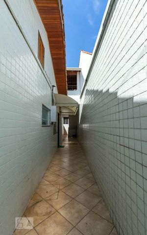 Casa à venda com 230m², 4 quartos e 3 vagas Casa à venda com 230m², 4 quartos e 3 vagasCorredor lateral