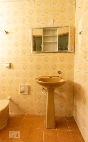 Casa à venda com 250m², 4 quartos e 2 vagas Casa à venda com 250m², 4 quartos e 2 vagasBanheiro