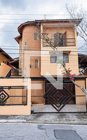 Casa à venda com 360m², 3 quartos e 8 vagas Casa à venda com 360m², 3 quartos e 8 vagasFachada