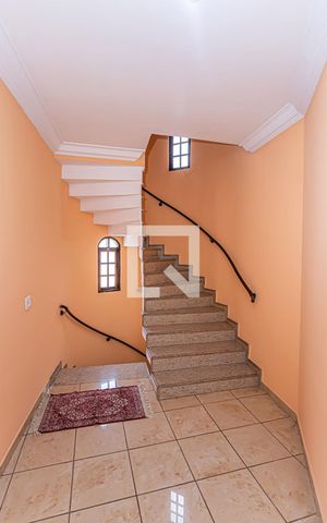 Casa à venda com 360m², 3 quartos e 8 vagas Casa à venda com 360m², 3 quartos e 8 vagasEscada