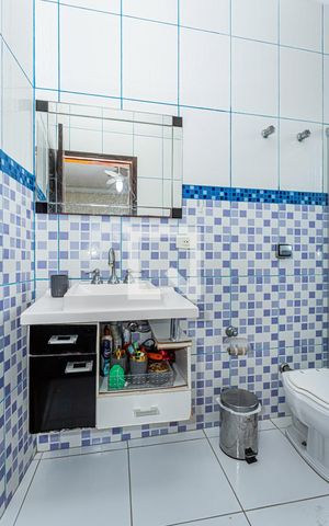 Casa à venda com 360m², 3 quartos e 8 vagas Casa à venda com 360m², 3 quartos e 8 vagasBanheiro suite 1