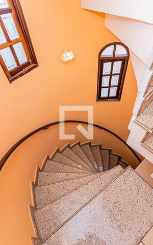Casa à venda com 360m², 3 quartos e 8 vagas Casa à venda com 360m², 3 quartos e 8 vagasEscada