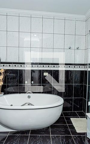 Casa à venda com 360m², 3 quartos e 8 vagas Casa à venda com 360m², 3 quartos e 8 vagasBanheiro suite 3