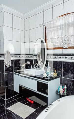 Casa à venda com 360m², 3 quartos e 8 vagas Casa à venda com 360m², 3 quartos e 8 vagasBanheiro suite 3