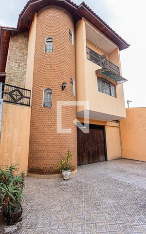 Casa à venda com 360m², 3 quartos e 8 vagas Casa à venda com 360m², 3 quartos e 8 vagasGaragem descoberta