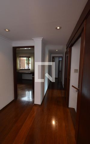 Casa à venda com 476m², 5 quartos e 3 vagasCorredor 