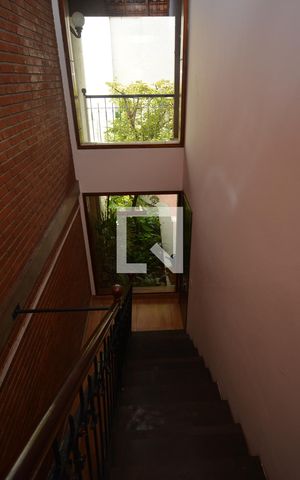 Casa à venda com 476m², 5 quartos e 3 vagasEscada