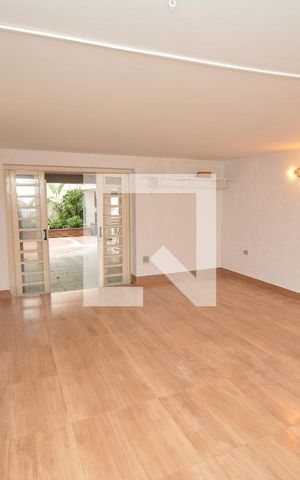 Casa à venda com 476m², 5 quartos e 3 vagasEscritório