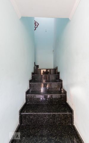 Casa à venda com 85m², 2 quartos e 2 vagas Casa à venda com 85m², 2 quartos e 2 vagasEscada