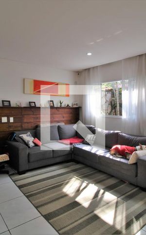 Casa à venda com 211m², 4 quartos e 2 vagasSala