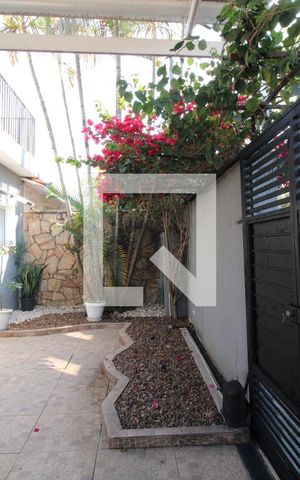 Casa à venda com 211m², 4 quartos e 2 vagasEntrada