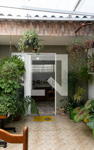 Casa à venda com 172m², 4 quartos e 3 vagas Casa à venda com 172m², 4 quartos e 3 vagasCasa 2 - Quintal e Churrasqueira
