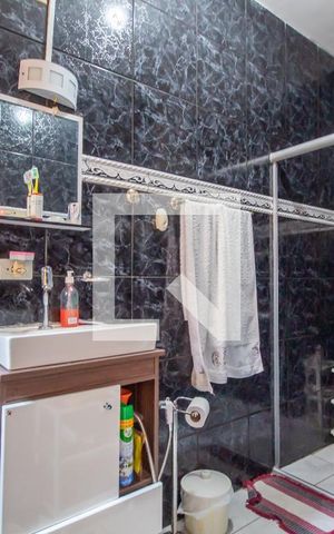 Casa à venda com 220m², 4 quartos e 6 vagas Casa à venda com 220m², 4 quartos e 6 vagasBanheiro da Suíte