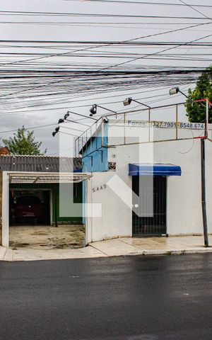 Casa à venda com 300m², 2 quartos e 2 vagas Casa à venda com 300m², 2 quartos e 2 vagasFachada