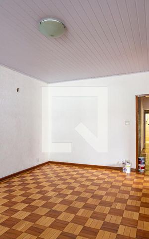 Casa à venda com 150m², 3 quartos e 3 vagas Casa à venda com 150m², 3 quartos e 3 vagasSala