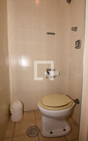 Apartamento para alugar com 82m², 2 quartos e 2 vagas Apartamento para alugar com 82m², 2 quartos e 2 vagasBanheiro de Serviço