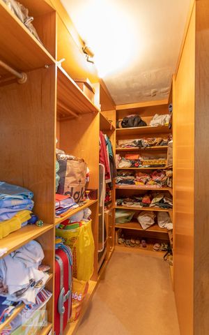 Casa à venda com 550m², 4 quartos e 6 vagas Casa à venda com 550m², 4 quartos e 6 vagasCloset Suíte 1