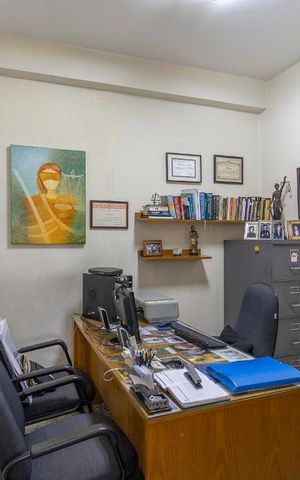 Casa à venda com 550m², 4 quartos e 6 vagas Casa à venda com 550m², 4 quartos e 6 vagasEscritório