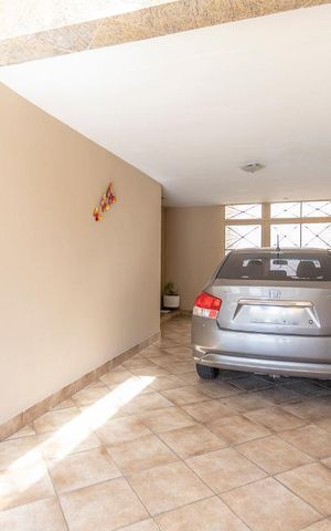 Casa à venda com 550m², 4 quartos e 6 vagas Casa à venda com 550m², 4 quartos e 6 vagasGaragem