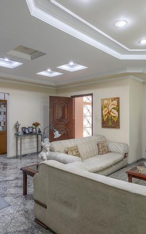 Casa à venda com 550m², 4 quartos e 6 vagas Casa à venda com 550m², 4 quartos e 6 vagasSala