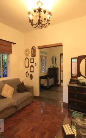 Casa à venda com 260m², 3 quartos e 2 vagas Casa à venda com 260m², 3 quartos e 2 vagasSala