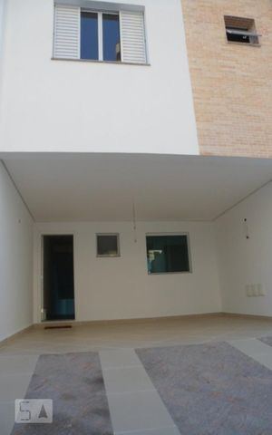 Casa à venda com 260m², 3 quartos e 4 vagas Casa à venda com 260m², 3 quartos e 4 vagasFachada