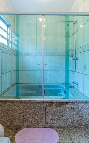 Casa à venda com 260m², 3 quartos e 3 vagas Casa à venda com 260m², 3 quartos e 3 vagasBanheiro