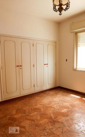 Casa à venda com 685m², 3 quartos e 4 vagas Casa à venda com 685m², 3 quartos e 4 vagasQuarto