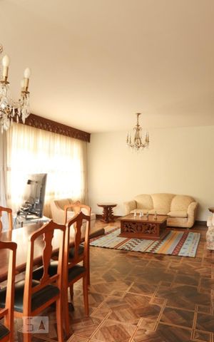 Casa à venda com 685m², 3 quartos e 4 vagas Casa à venda com 685m², 3 quartos e 4 vagasSala