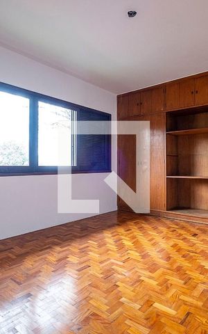 Casa à venda com 377m², 4 quartos e 5 vagas Casa à venda com 377m², 4 quartos e 5 vagasQuarto 4
