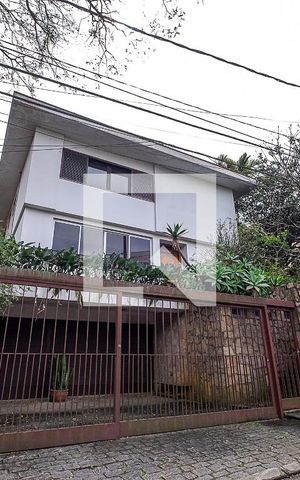 Casa à venda com 377m², 4 quartos e 5 vagas Casa à venda com 377m², 4 quartos e 5 vagasFachada