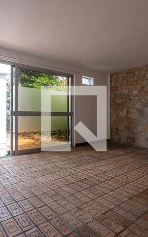 Casa à venda com 377m², 4 quartos e 5 vagas Casa à venda com 377m², 4 quartos e 5 vagasEdícula - Salão 1