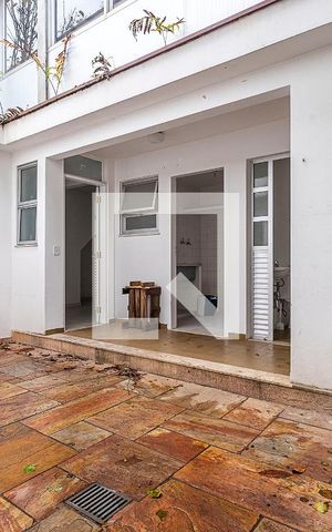 Casa à venda com 377m², 4 quartos e 5 vagas Casa à venda com 377m², 4 quartos e 5 vagasEdícula